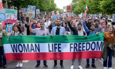 Personas de todo el mundo, como estos manifestantes en Berlín, apoyaron el movimiento iraní Mujer, Vida, Libertad.Imagen: Ebrahim Noroozi/AP Photo/picture alliance