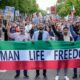 Personas de todo el mundo, como estos manifestantes en Berlín, apoyaron el movimiento iraní Mujer, Vida, Libertad.Imagen: Ebrahim Noroozi/AP Photo/picture alliance