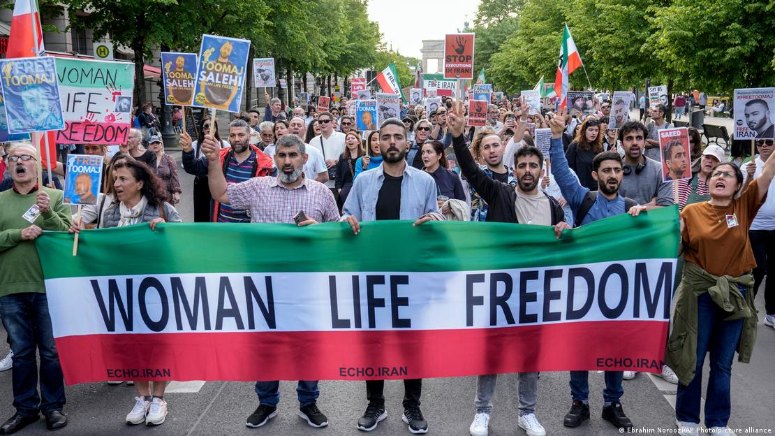 Personas de todo el mundo, como estos manifestantes en Berlín, apoyaron el movimiento iraní Mujer, Vida, Libertad.Imagen: Ebrahim Noroozi/AP Photo/picture alliance