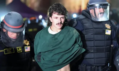 La policía de Los Ángeles detiene a un manifestante que se encontraba en la UCLA.Imagen: Mike Blake/REUTERS. DW.