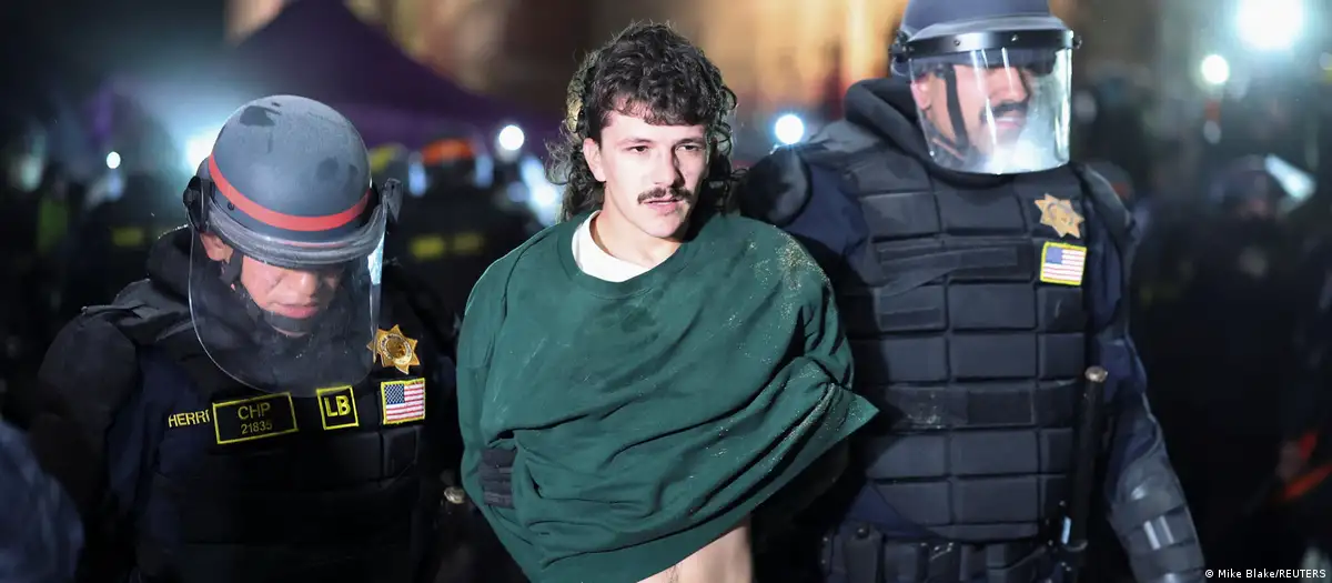 La policía de Los Ángeles detiene a un manifestante que se encontraba en la UCLA.Imagen: Mike Blake/REUTERS. DW.