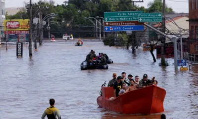 Muchos rescates se llevan a cabo con botes, como en la localidad de Canoas, en Rio Grande do Sul.Imagen: Amanda Perobelli/REUTERS