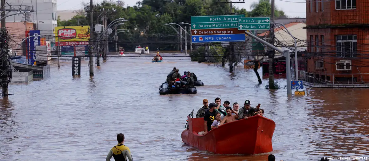 Muchos rescates se llevan a cabo con botes, como en la localidad de Canoas, en Rio Grande do Sul.Imagen: Amanda Perobelli/REUTERS