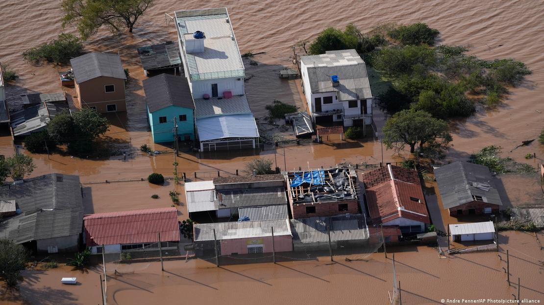 Las inundaciones afectaron al menos 61.400 viviendas, de las que 6.200 quedaron totalmente destruidas en Porto Aelgre Brasil, informaron las autoridades brasileñas.Imagen: Andre Penner/AP Photo/picture alliance