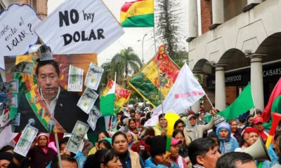 Comerciantes reclaman por las restricciones para acceder a dólares tanto en la banca como en las casas de cambio.Imagen: Juan Carlos Torrejon/EPA