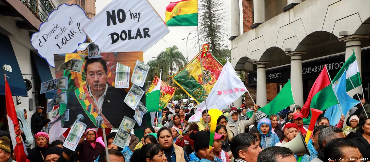 Comerciantes reclaman por las restricciones para acceder a dólares tanto en la banca como en las casas de cambio.Imagen: Juan Carlos Torrejon/EPA