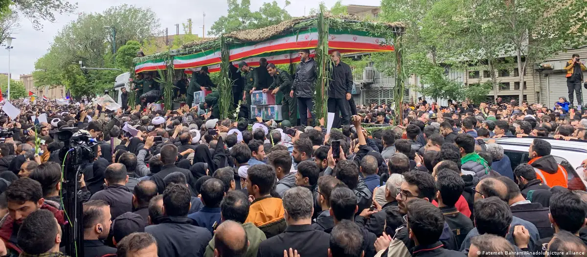 Una multitud acompaña a los féretros de los ocho fallecidos a través de la ciudad de Tabris.Imagen: Fatemeh Bahrami/Anadolu/picture alliance/DW