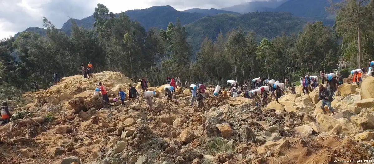 Papúa Nueva Guinea sigue trabajando en buscar sobrevivinetes por el alud de tierra.Imagen: Andrew Ruing/DW