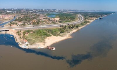 Aguas negras del arroyo Mburicao desembocan en el río Paraguay. Foto: Fotociclo.