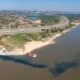 Aguas negras del arroyo Mburicao desembocan en el río Paraguay. Foto: Fotociclo.