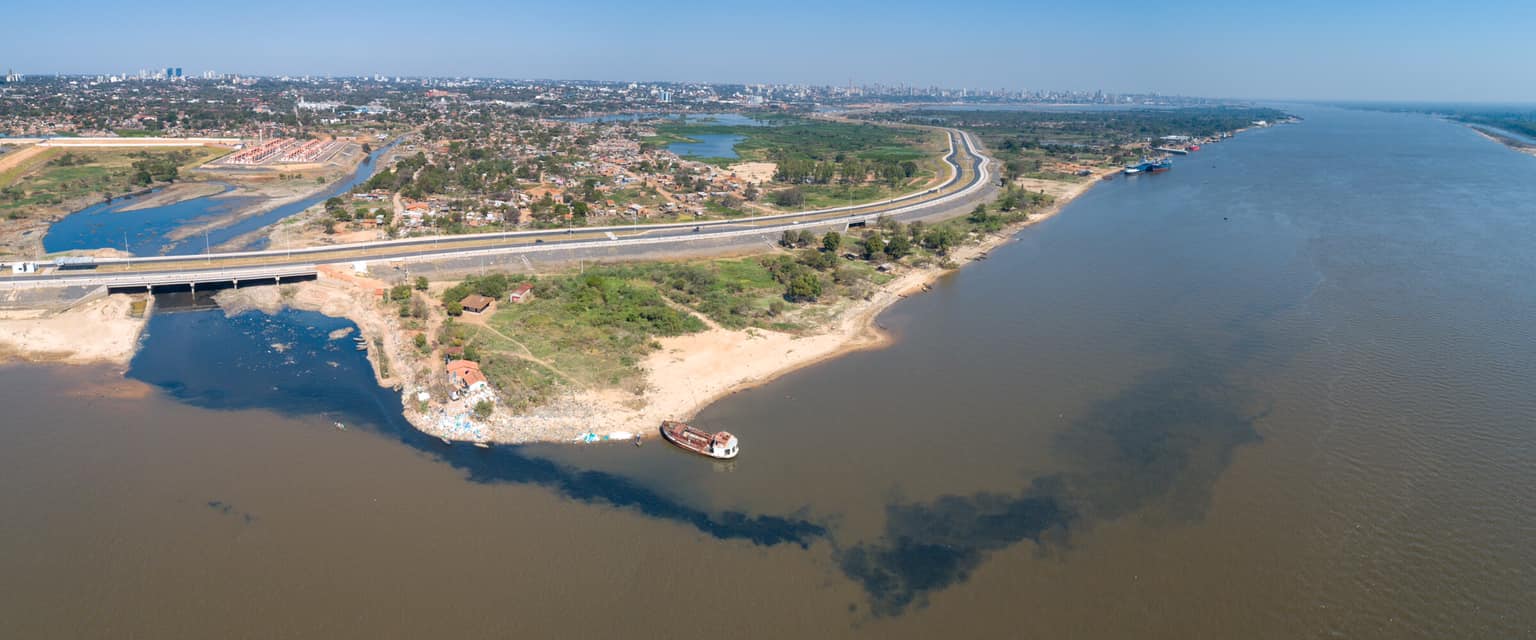 Aguas negras del arroyo Mburicao desembocan en el río Paraguay. Foto: Fotociclo.