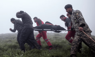 Los equipos de rescate transportan uno de los cuerpos recuperados en el lugar del accidente en el que falleció el presidente iraní, Ebrahim Raisí, y otros altos funcionarios, en la provincia de Azerbaiyán. Foto: El País. VAHID SALEMI (AP) |