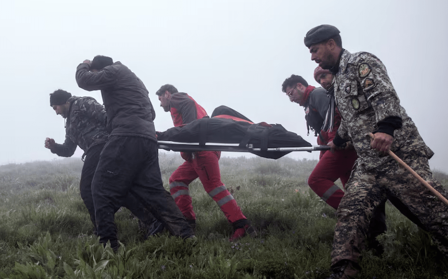 Los equipos de rescate transportan uno de los cuerpos recuperados en el lugar del accidente en el que falleció el presidente iraní, Ebrahim Raisí, y otros altos funcionarios, en la provincia de Azerbaiyán. Foto: El País. VAHID SALEMI (AP) |