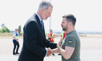 El Rey Felipe VI (i), saluda al presidente de Ucrania, Volodimir Zelenski (d). Foto: Europa Press.