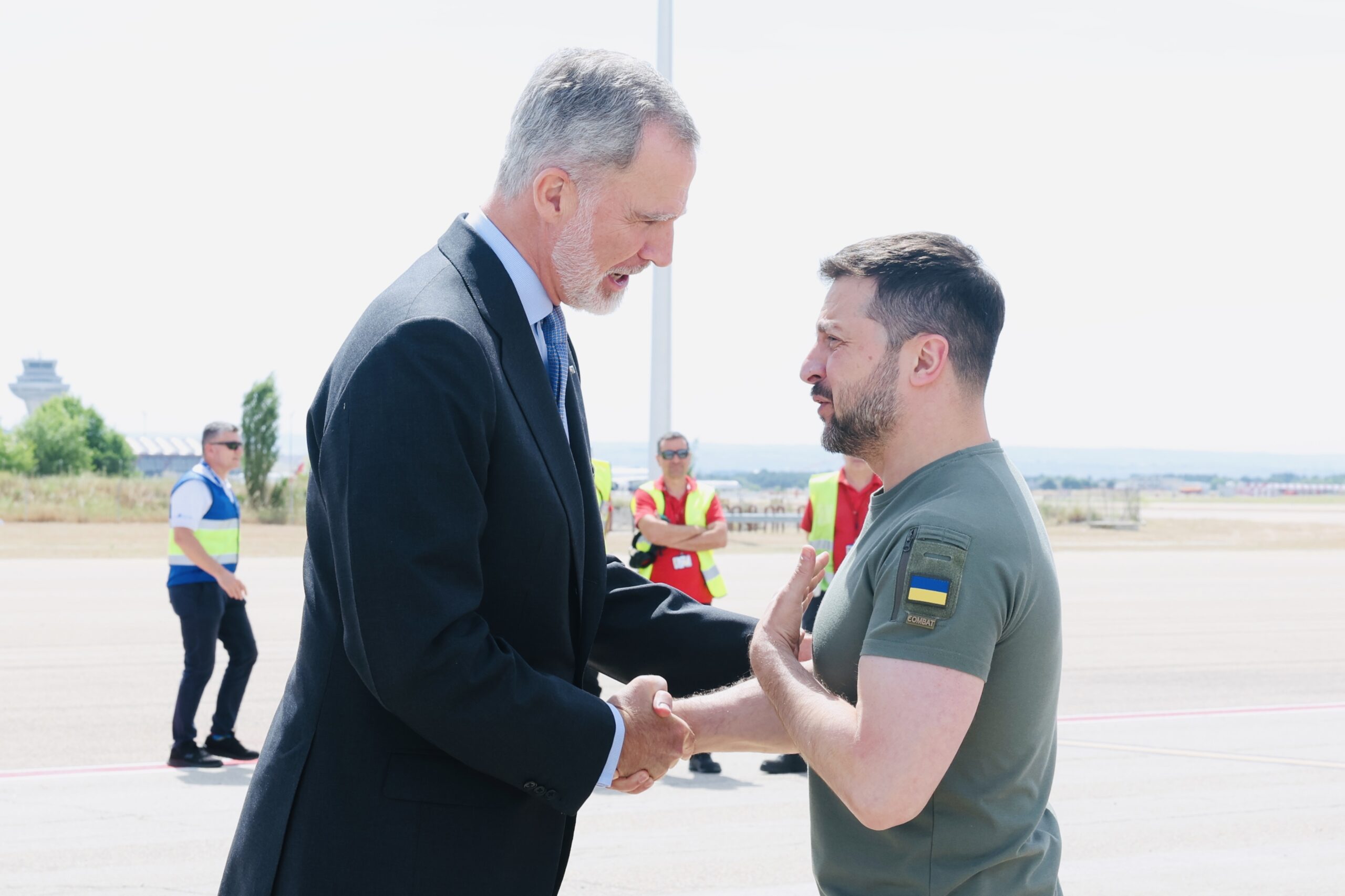 El Rey Felipe VI (i), saluda al presidente de Ucrania, Volodimir Zelenski (d). Foto: Europa Press.