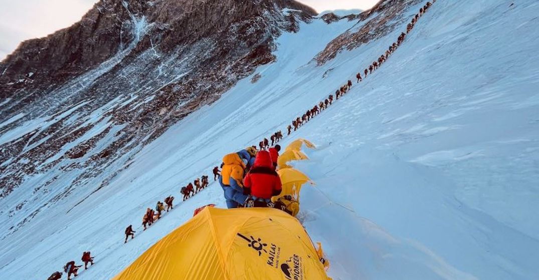 Los guías más experimentados aseguran que nunca experimentaron tanto frío en la montaña como este año. Foto: CNN.