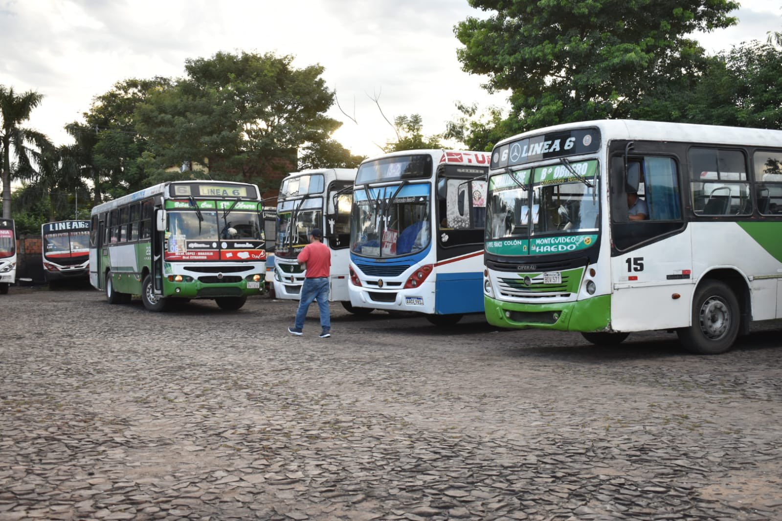 Parada única de buses en Asunción. Foto: Óscar Rodríguez.