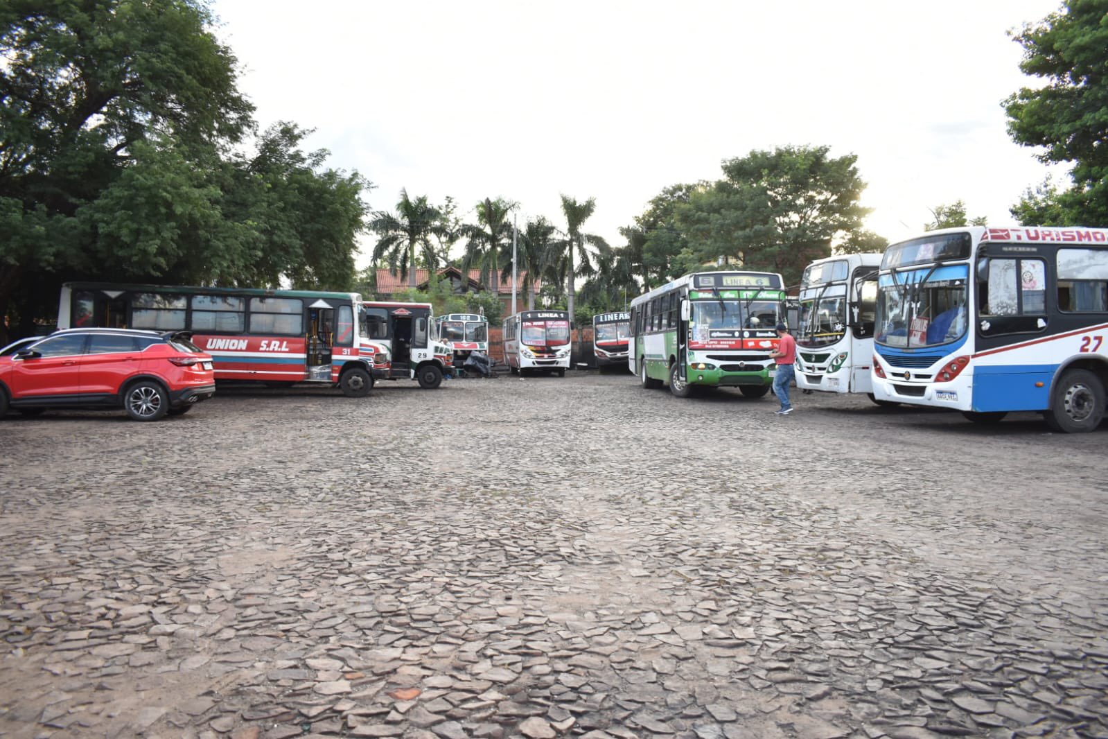 Parada única de buses en Asunción. Foto: Óscar Rodríguez.