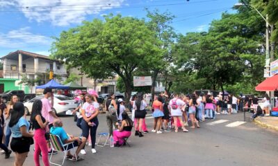 Fila de fanáticas aguarda desde anoche. Foto: Municipalidad de Asunción.