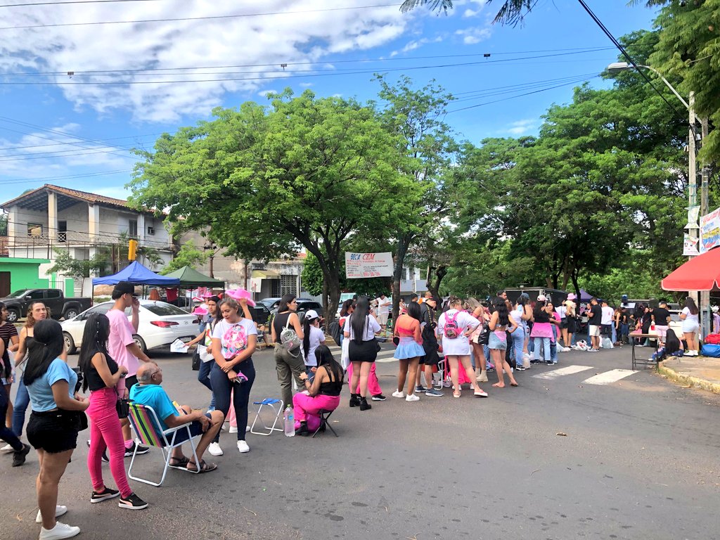 Fila de fanáticas aguarda desde anoche. Foto: Municipalidad de Asunción.