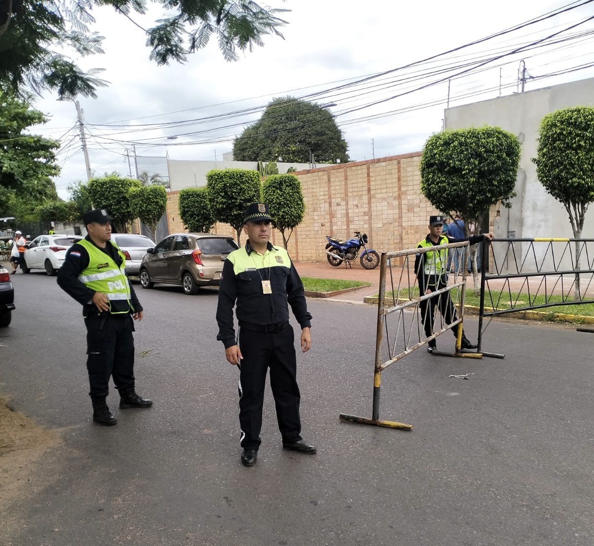 Agentes de la PMT dirigen el tránsito en la zona. Foto: Gentileza.