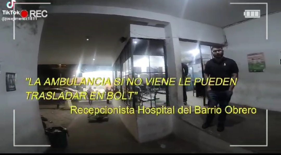 Agente de la Policía Nacional llevó a una mujer hasta el hospital y grabó la desidia con la que fue tratada la paciente. Foto: Captura video