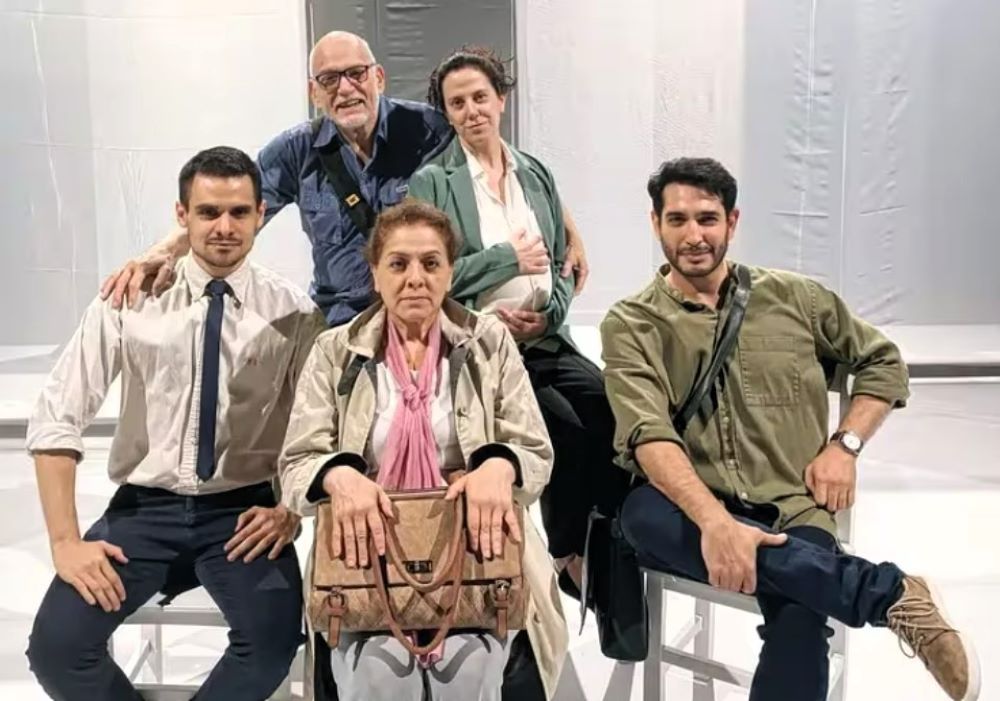 Elenco de "La habitación blanca" junto al director Agustín Núñez. Cortesía