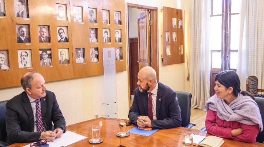 El ministro Carlos Fernández Valdovinos se reunió con el representante residente de la FAO. Foto: MEF