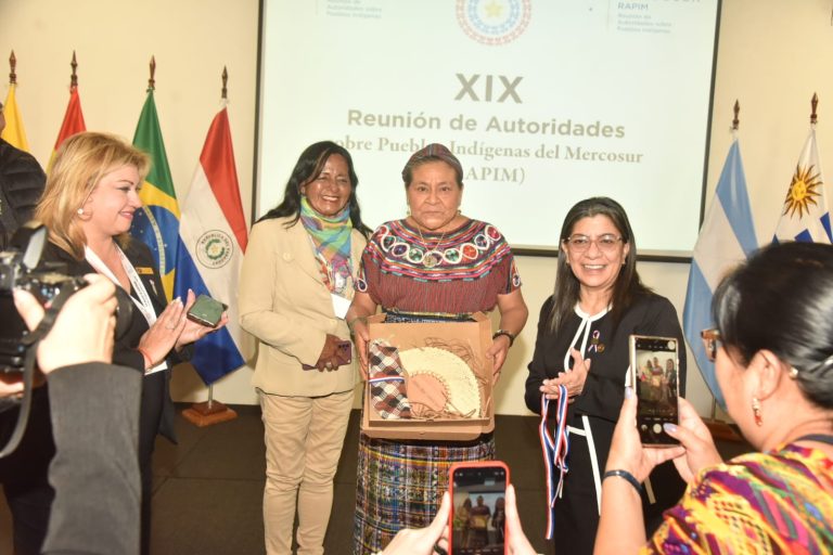 Rigoberta Menchú, Premio Nobel de la Paz 1992, está en Paraguay. Foto: Gentileza.