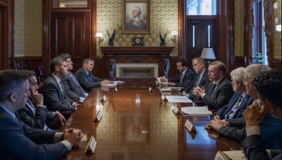 Santiago Peña y comitiva paraguaya, reunión con autoridades norteamericanas en la Casa Blanca. Foto: IP.