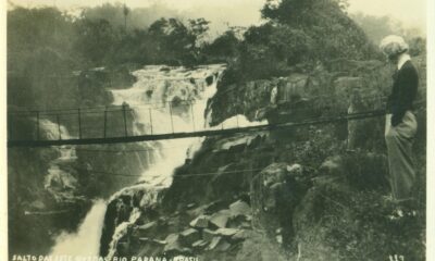 Puente colgante, en los Saltos del Guairá. Album de una Cia. de viajes brasileña, ca. 1950. Crédito: Milda Rivarola