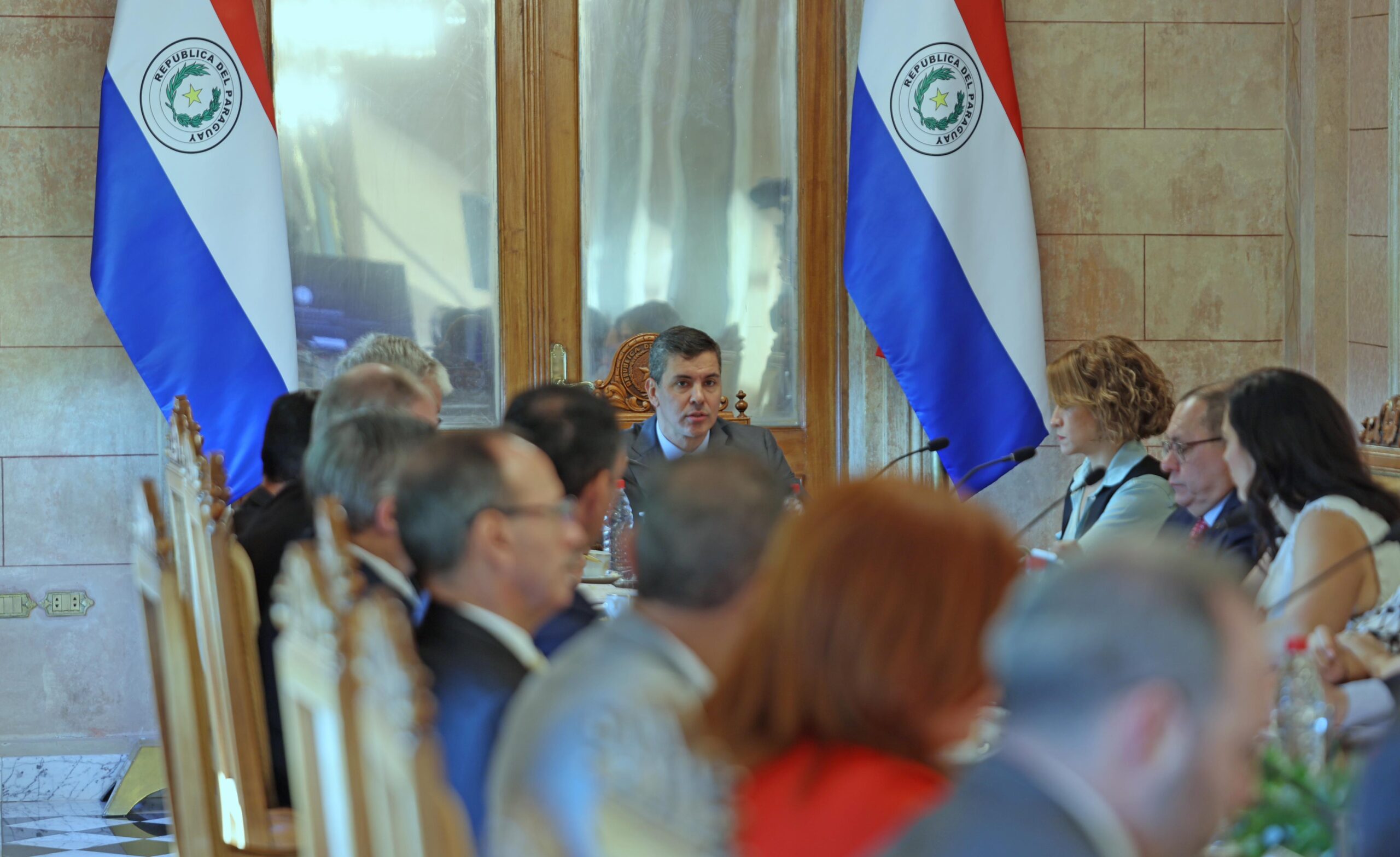 Santiago Peña con ministros de su gabinete. Foto: Gentileza.