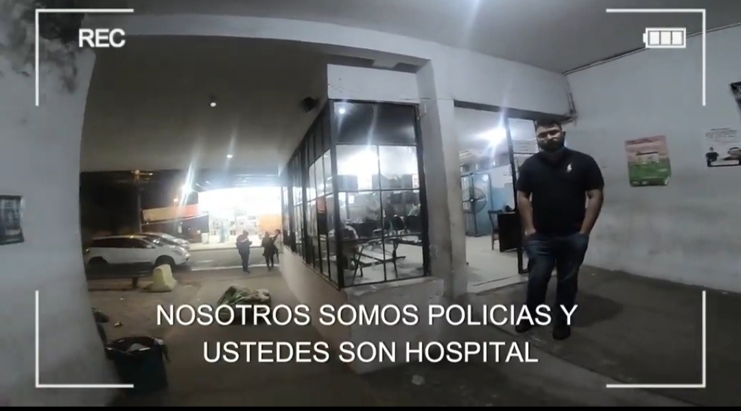 Agente de la Policía Nacional llevó a una mujer hasta el hospital y grabó la desidia con la que fue tratada la paciente. Foto: Captura video