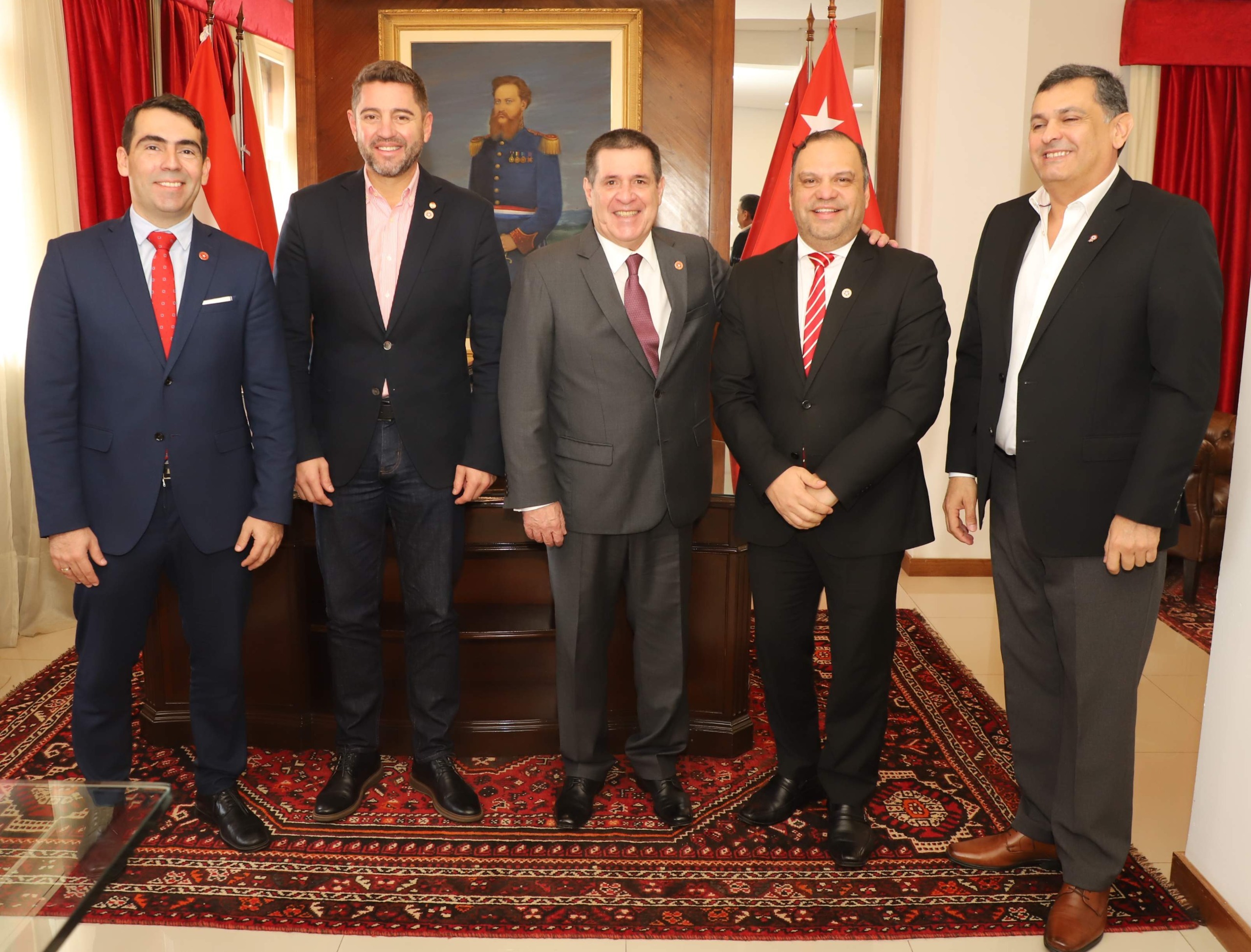 Posan en la foto Marcelo Soto, Pedro Alliana, Horacio Cartes, Mario Varela y Édgar Olmedo. Foto: Gentileza.