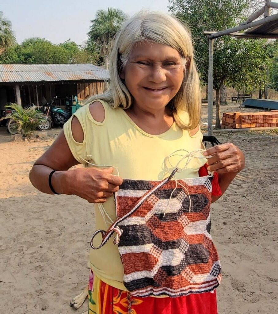 Tejedora ayoreo con bolso tradicional. Cortesía