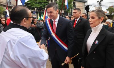 Santiago Peña junto al arzobis realizópo. Foto: Gentileza.