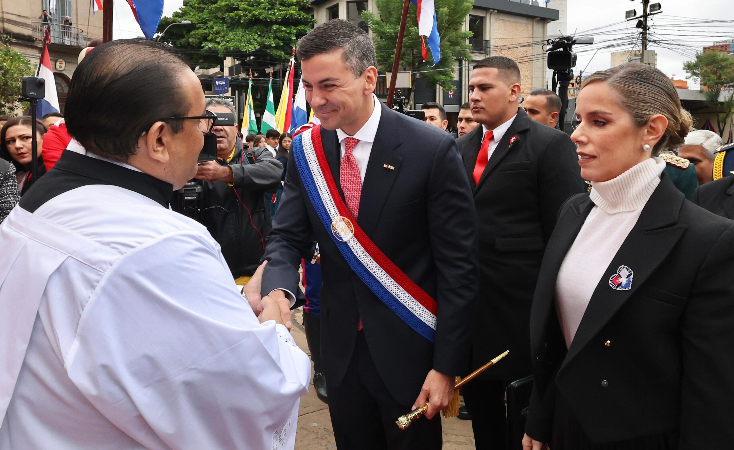 Santiago Peña junto al arzobis realizópo. Foto: Gentileza.