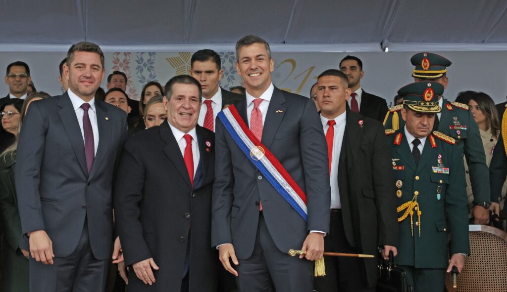 El presidente de la ANR, Horacio Cartes estuvo presente en el acto acompañando a Santiago Peña y Pedro Alliana. Foto: Gentileza.