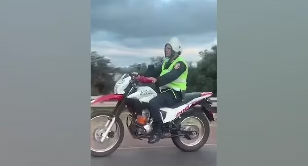 Agente policial fue captado con el casco mal puesto. Foto: Captura.