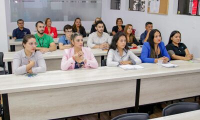 Funcionarios de la Justicia Electoral se capacitan en marco de los servicios brindados en los Centros Cívicos. Foto: Archivo.