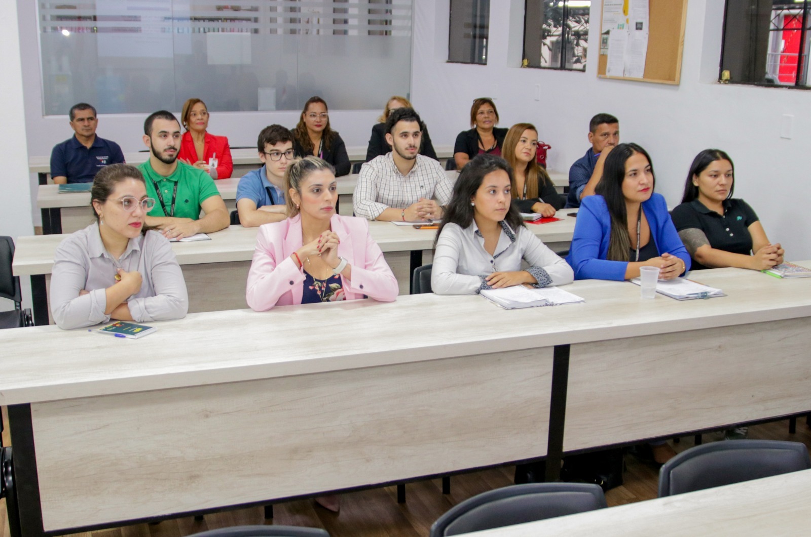 Funcionarios de la Justicia Electoral se capacitan en marco de los servicios brindados en los Centros Cívicos. Foto: Archivo.