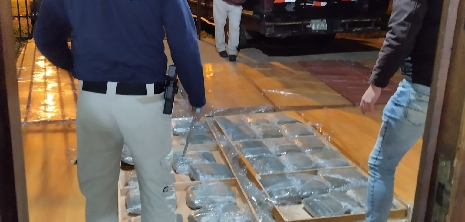 Incautación de un cargamento de 250 panes de presunta marihuana. Foto: Policía Nacional.