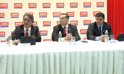 Nelson Medina,asesor jurídico; Félix Sosa, presidente; y Hugo Rolón, gerente comercial de la ANDE. Foto: El Nacional.