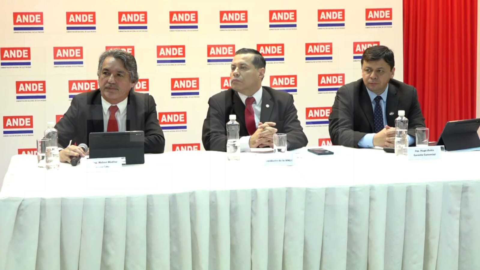 Nelson Medina,asesor jurídico; Félix Sosa, presidente; y Hugo Rolón, gerente comercial de la ANDE. Foto: El Nacional.