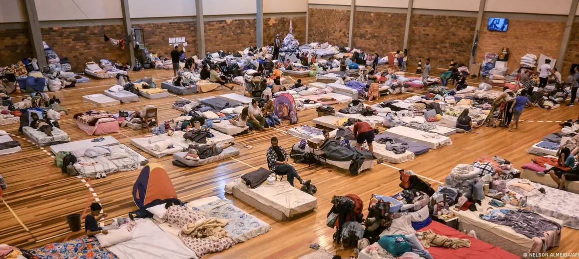 Víctimas de las inundaciones se refugian en el barrio Menino Deus en Porto Alegre, Brasil. Imagen: NELSON ALMEIDA/AFP