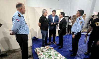 Casi una tonelada de cocaína fue incautada el pasado viernes en el Silvio Pettirossi. Foto: TV Paraguay.