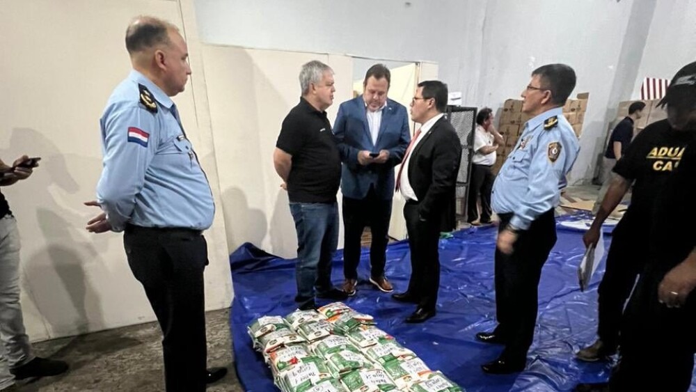 Casi una tonelada de cocaína fue incautada el pasado viernes en el Silvio Pettirossi. Foto: TV Paraguay.