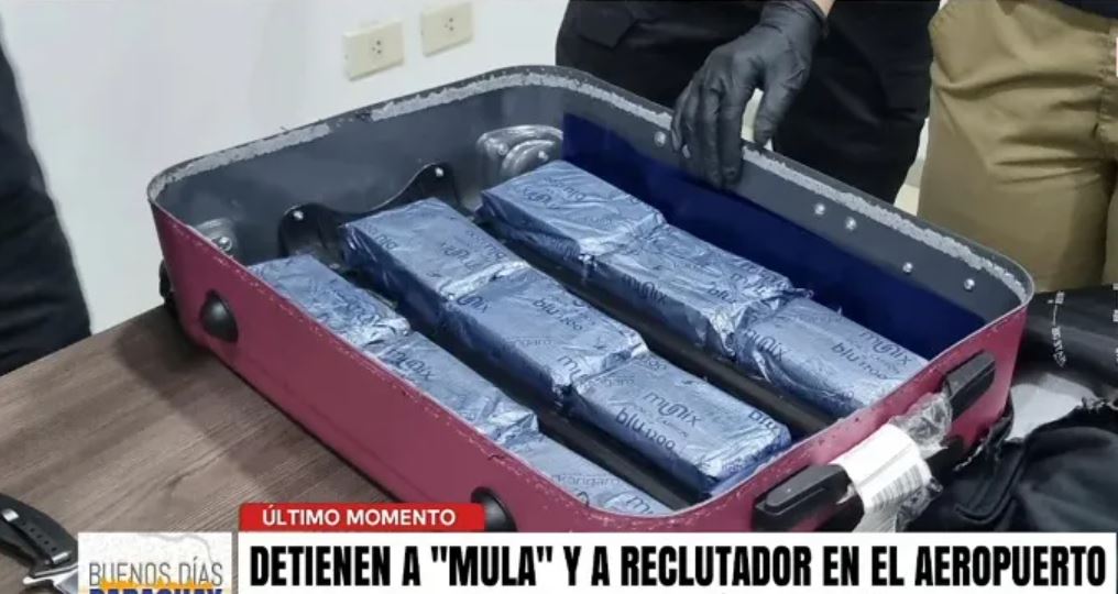 La Senad interceptó una carga de 3 kilos de cocaína escondida en la maleta de una joven en el aeropuerto Silvio Pettirossi. Foto: Captura NPY.