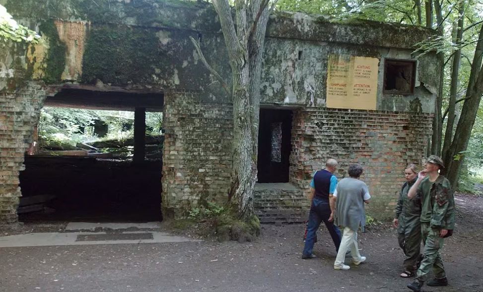 Un grupo de arqueólogos encontró cinco esqueletos desmembrados en el sitio ubicado en la actual Polonia que sirvió como cuartel general del régimen nazi. Foto: Infobae.