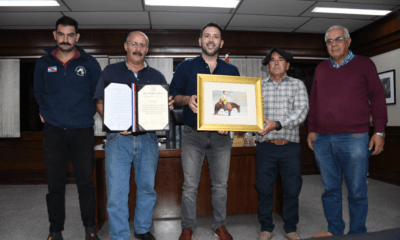 Junta Municipal de Asunción entregó reconocimiento a jinetes uruguayos. Foto: JMA.